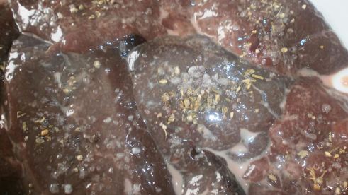 говяжья печень с яблоками и луком по-берлински