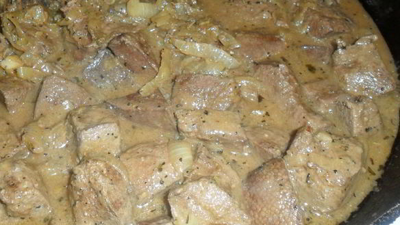 Рецепт Говяжьей печени, тушенной в сметане