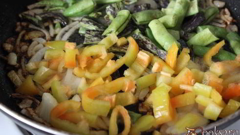 куриная печень с осенними овощами