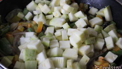 куриная печень с осенними овощами