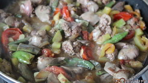 куриная печень с осенними овощами