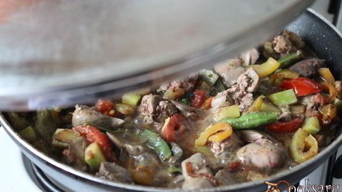 куриная печень с осенними овощами