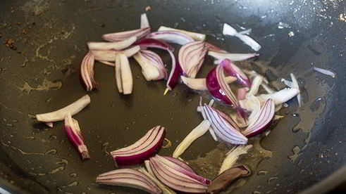 куриная печень с овощами в азиатском соусе