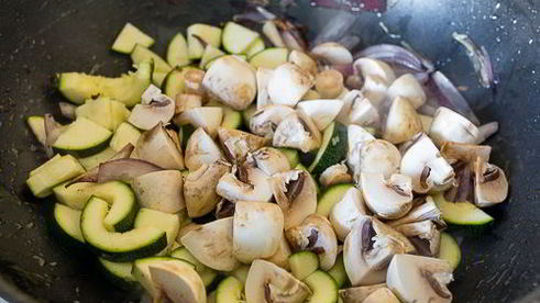 куриная печень с овощами в азиатском соусе