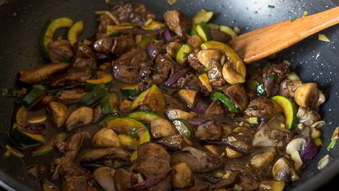 куриная печень с овощами в азиатском соусе