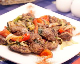 Куриная печень с овощами