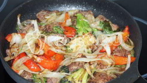 куриная печень с овощами