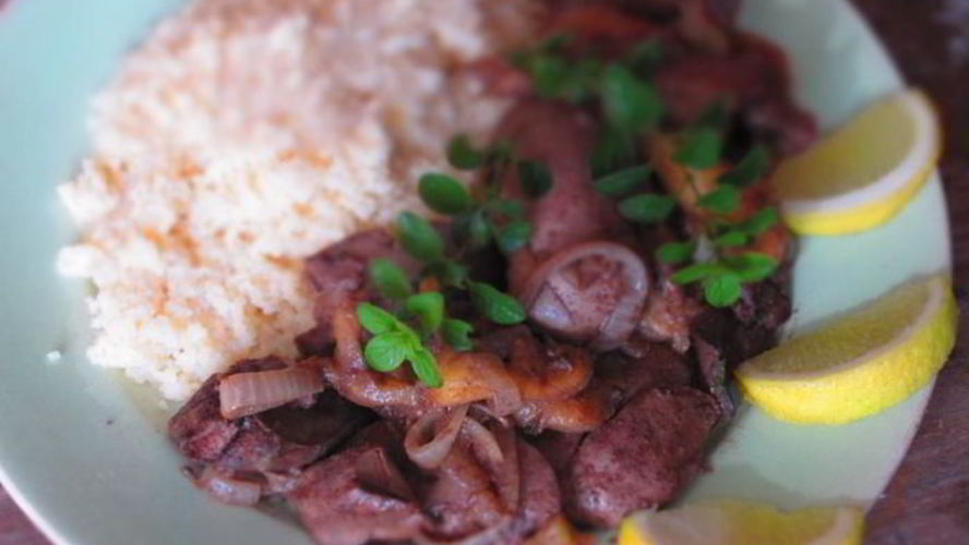 Рецепт куриной печени с яблоками и майораном