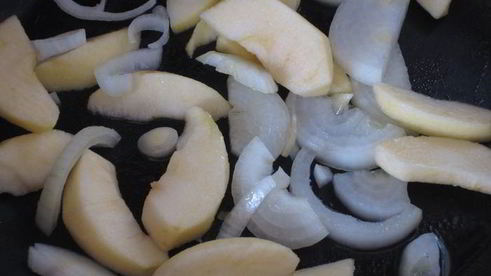 куриная печень с яблоками и майораном