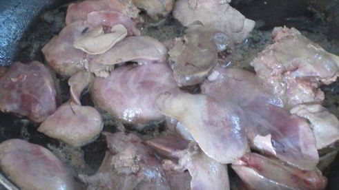 куриная печень с яблоками и майораном