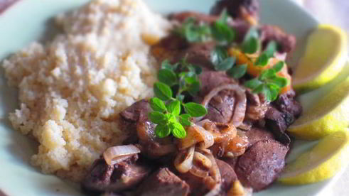 куриная печень с яблоками и майораном