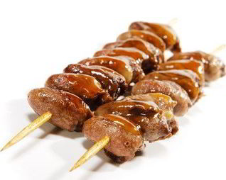 Куриные сердца и печень на шпажках