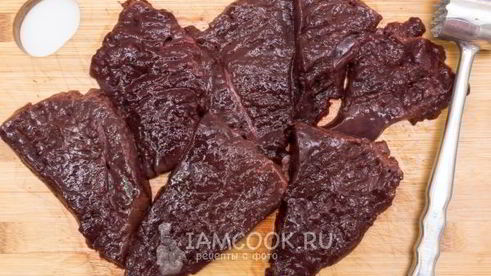 печень говяжья, тушенная в томатно-соевом соусе