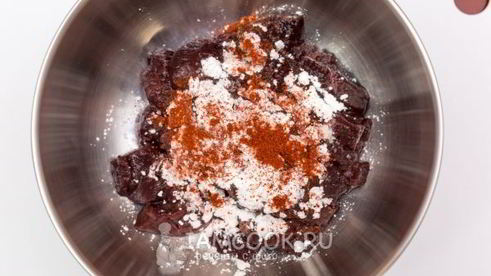 печень говяжья, тушенная в томатно-соевом соусе