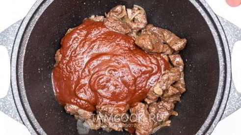 печень говяжья, тушенная в томатно-соевом соусе