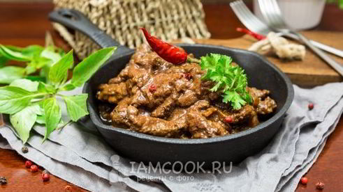 печень говяжья, тушенная в томатно-соевом соусе
