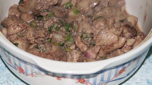 печень куриная в сметанном соусе