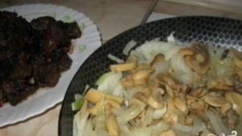 печень с грибами в сметане