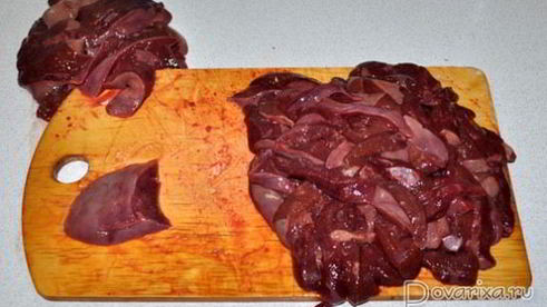 тушеная свиная печень в сметане