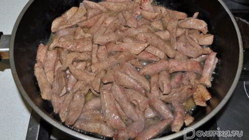 тушеная свиная печень в сметане