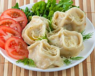 Хинкали с томатами и салатом