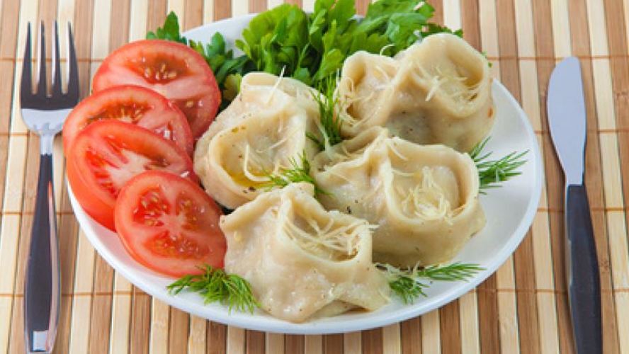 Рецепт хинкали с томатами и салатом