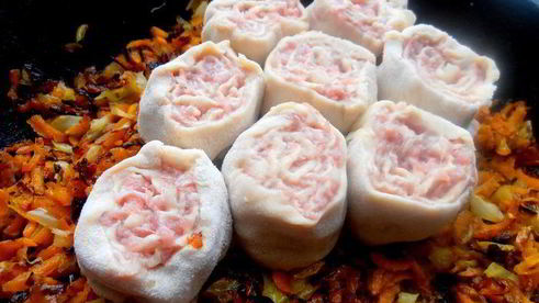 ленивые пельмени на овощной подушке