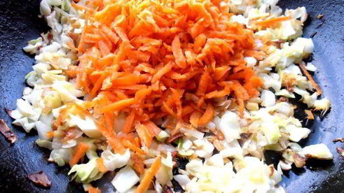 ленивые пельмени на овощной подушке