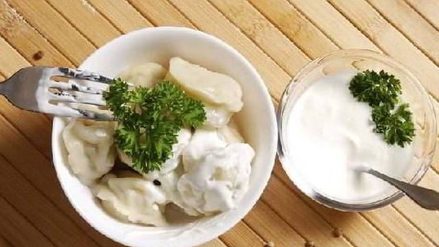 Рецепт пельменей с тушеной крольчатиной и острой сметаной