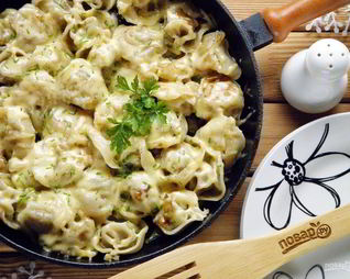 Пельмени жареные под сыром