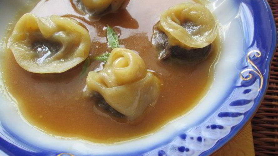 Рецепт шоколадных пельменей в соусе из манго