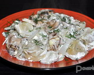 Запеченные пельмени с грибами и соусом