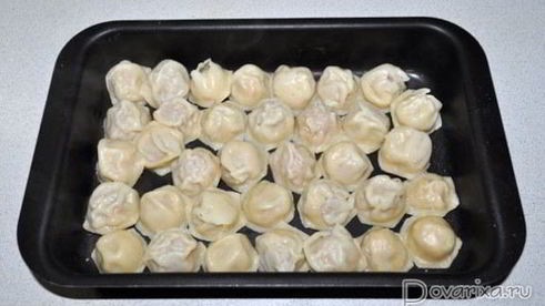 запеченные пельмени с грибами и соусом