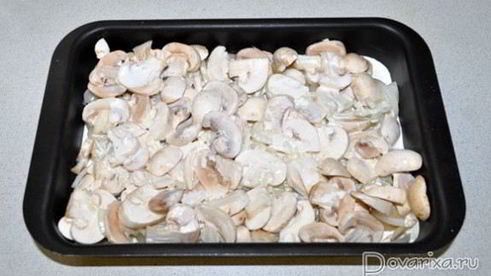 запеченные пельмени с грибами и соусом