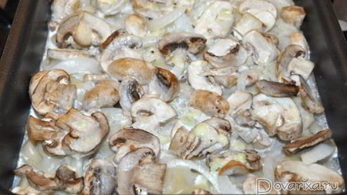 запеченные пельмени с грибами и соусом