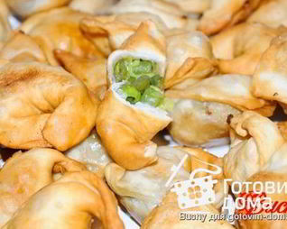 Жареные пельмени с фасолью и пореем