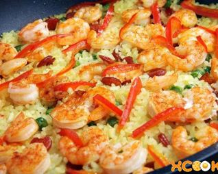 Паэлья с креветками и чоризо