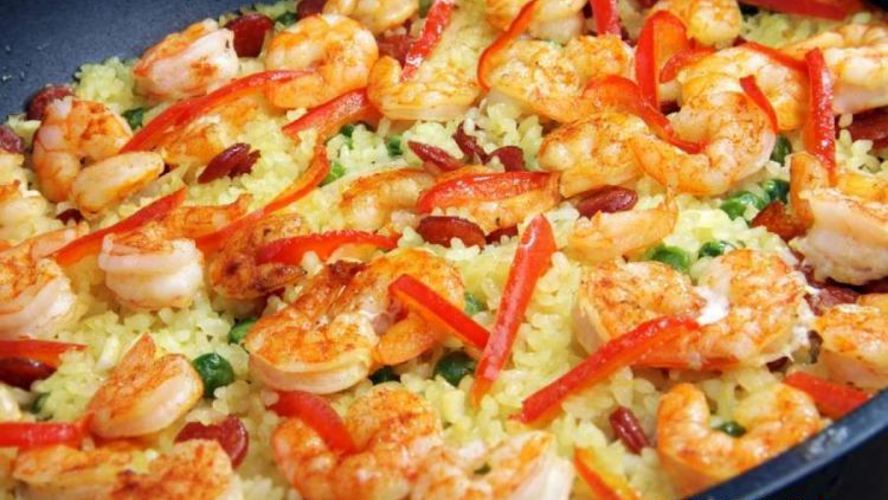 Рецепт паэльи с креветками и чоризо