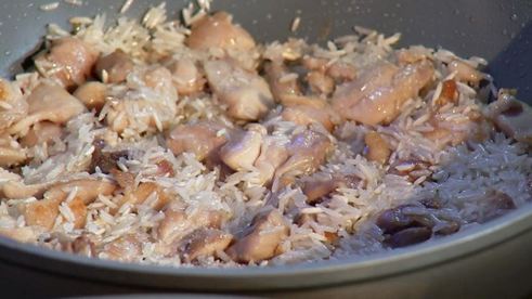 паэлья с курицей и томатным соусом