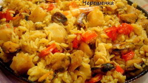 паэлья с курицей, мидиями, гребешком и креветками