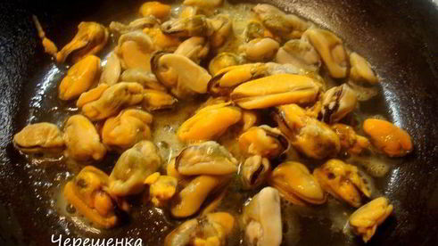 паэлья с курицей, мидиями, гребешком и креветками