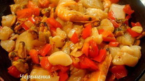 паэлья с курицей, мидиями, гребешком и креветками