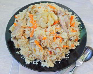 Плов с курицей и курагой в духовке