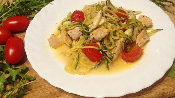 Рецепт ПП-пасты из цукини с курицей и моцареллой