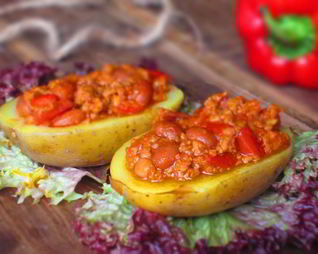 Картофель, фаршированный мясным рагу с фасолью