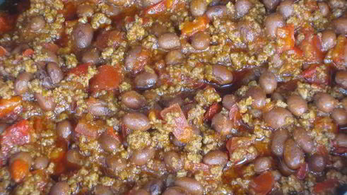 картофель, фаршированный мясным рагу с фасолью