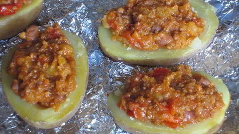 картофель, фаршированный мясным рагу с фасолью