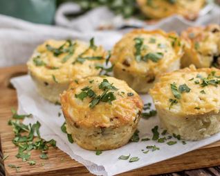 Картофельные маффины с мясным рагу под сырной корочкой