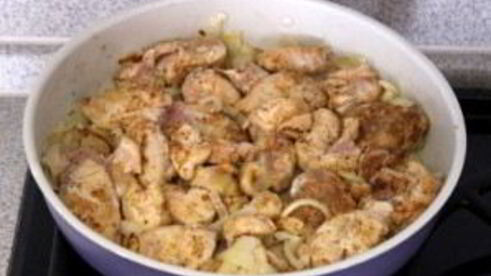 куриное фрикасе в сливочном соусе