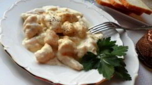 куриное фрикасе в сливочном соусе